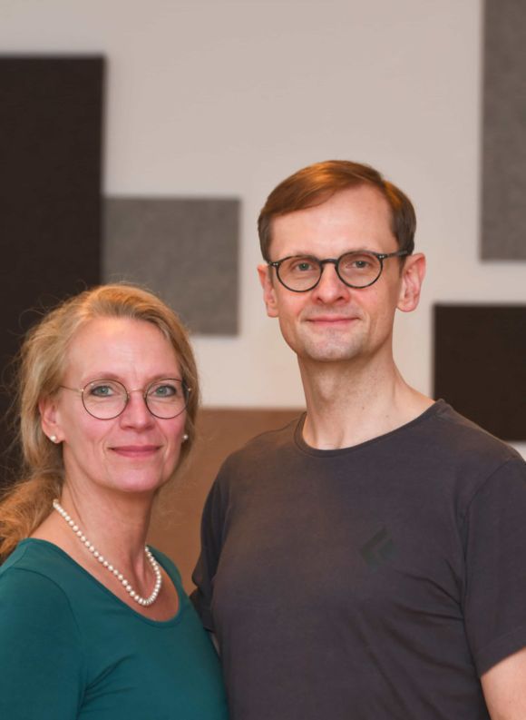 Heilpraktikerin Martina Bruseberg und Feldenkrais-Lehrer Patrick Bruseberg in der Praxis